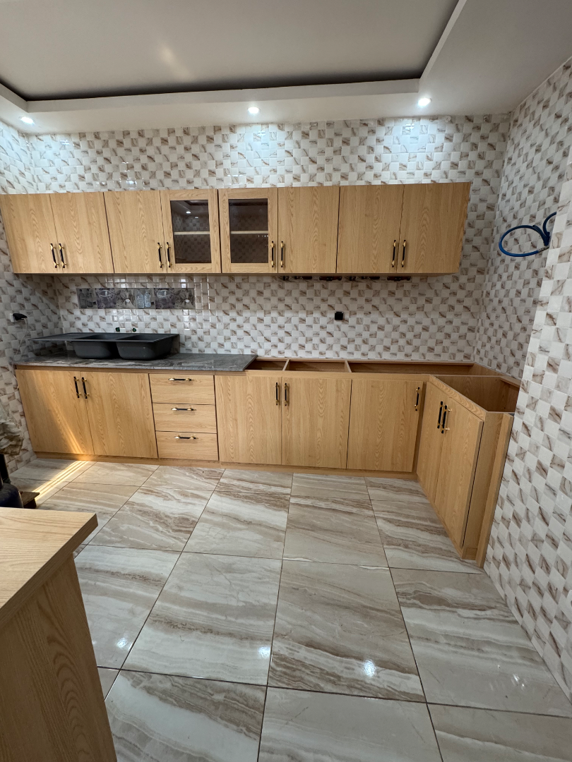 Cuisine moderne sur mesure avec îlot et rangements en bois – Aménagement cuisine design à Abidjan | GIC-Designs - Avant