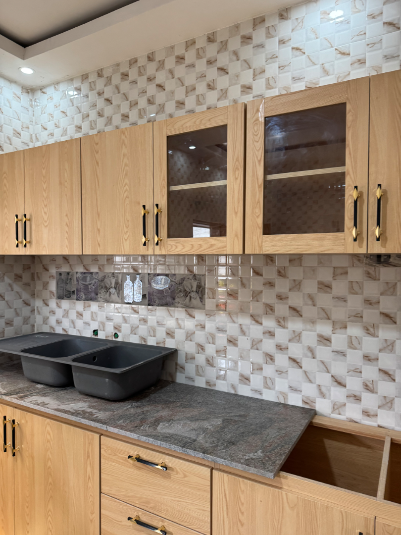 Cuisine moderne sur mesure avec îlot et rangements en bois – Aménagement cuisine design à Abidjan | GIC-Designs - Après