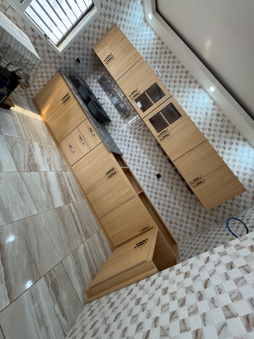 Cuisine moderne sur mesure avec îlot et rangements en bois – Aménagement cuisine design à Abidjan | GIC-Designs, vue 3