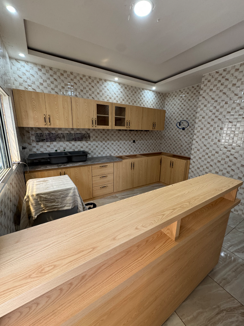 Cuisine moderne sur mesure avec îlot et rangements en bois – Aménagement cuisine design à Abidjan | GIC-Designs, vue 5