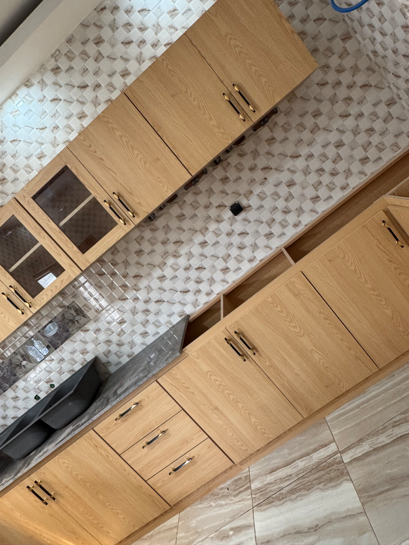 Cuisine moderne sur mesure avec îlot et rangements en bois – Aménagement cuisine design à Abidjan | GIC-Designs, vue 4