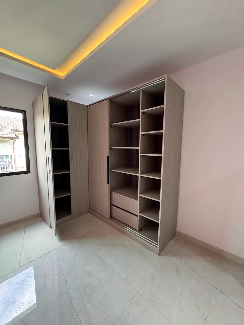 Dressing Intégré Bois Clair Sur Mesure à Abidjan, vue 3