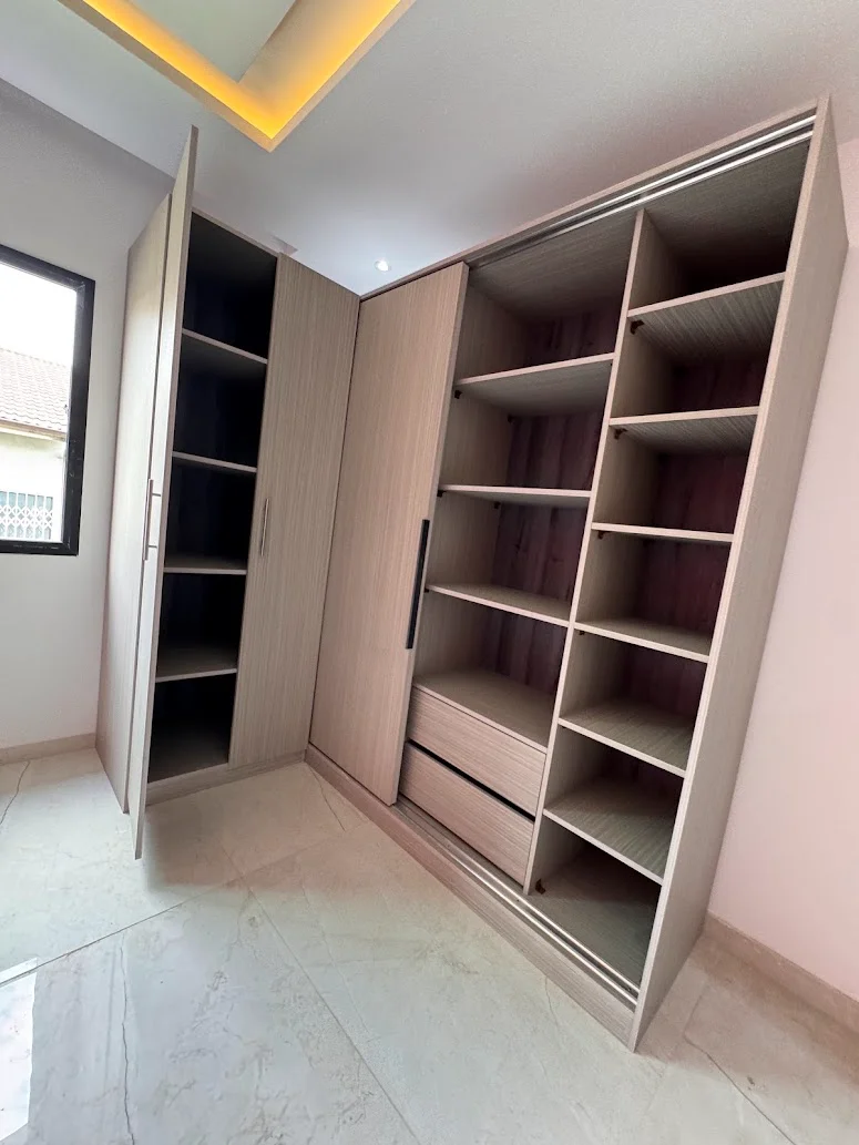 Dressing Intégré Bois Clair Sur Mesure à Abidjan - Avant