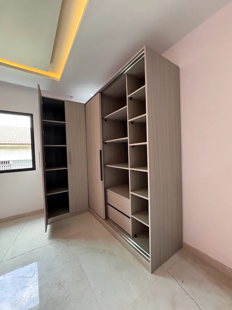 Dressing Intégré Bois Clair Sur Mesure à Abidjan, vue 6