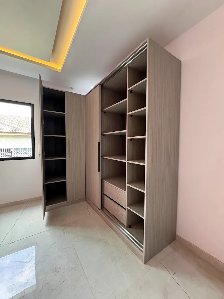Dressing Intégré Bois Clair Sur Mesure à Abidjan, vue 4