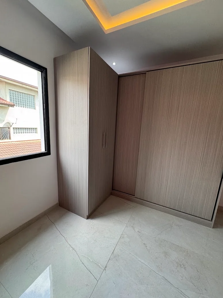 Dressing Intégré Bois Clair Sur Mesure à Abidjan - Après