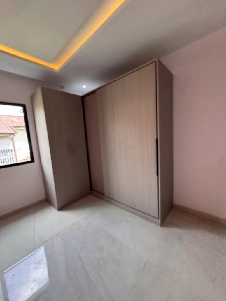 Dressing Intégré Bois Clair Sur Mesure à Abidjan, vue 5