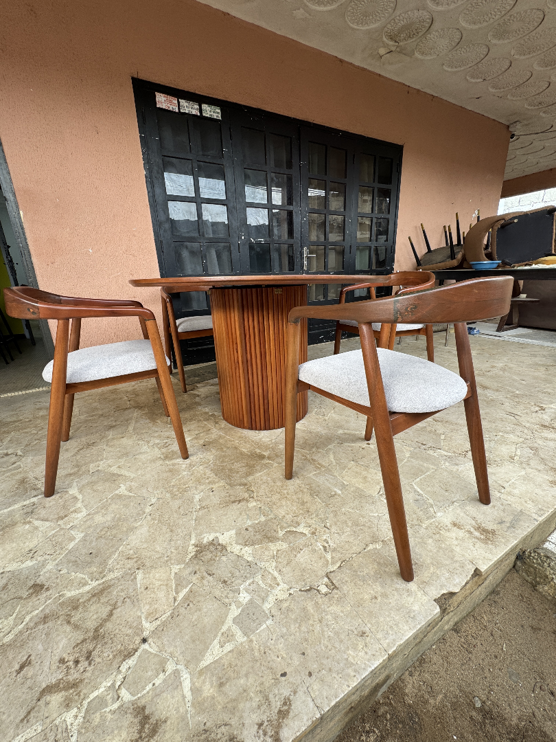 Salle à Manger Moderne Abidjan | Table à Manger Design et Sur Mesure – GIC Designs, vue 4