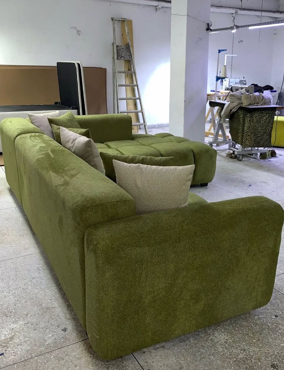 Canapé d’angle vert moderne sur mesure – Salon design et confortable à Abidjan, vue 3