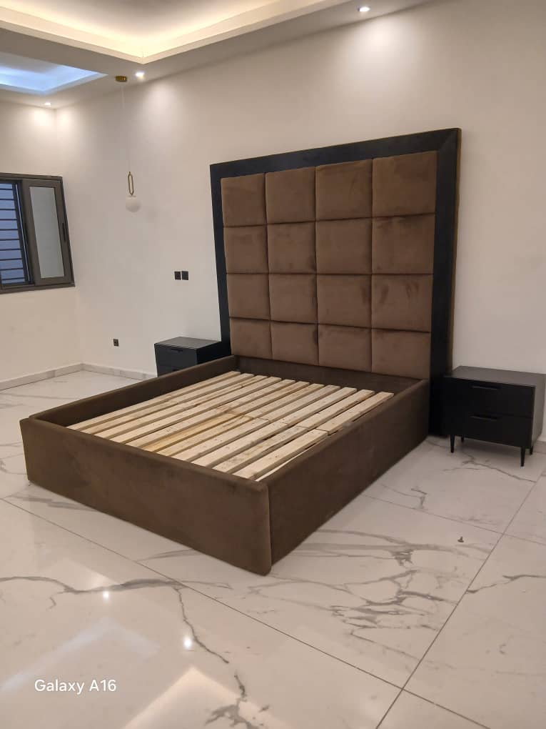 Lit tapissé sur mesure à Abidjan – Fabrication de lits modernes et élégants, vue 5