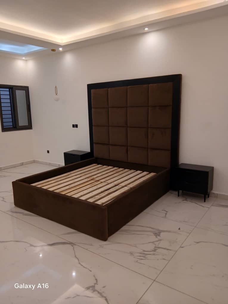Lit tapissé sur mesure à Abidjan – Fabrication de lits modernes et élégants - Avant