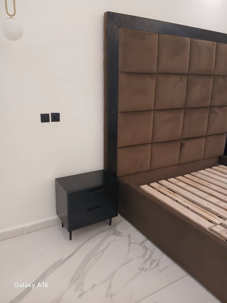 Lit tapissé sur mesure à Abidjan – Fabrication de lits modernes et élégants, vue 3