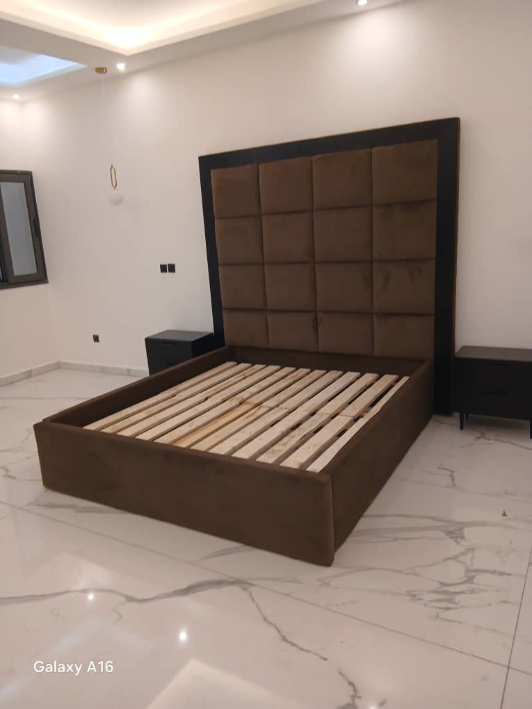 Lit tapissé sur mesure à Abidjan – Fabrication de lits modernes et élégants, vue 4