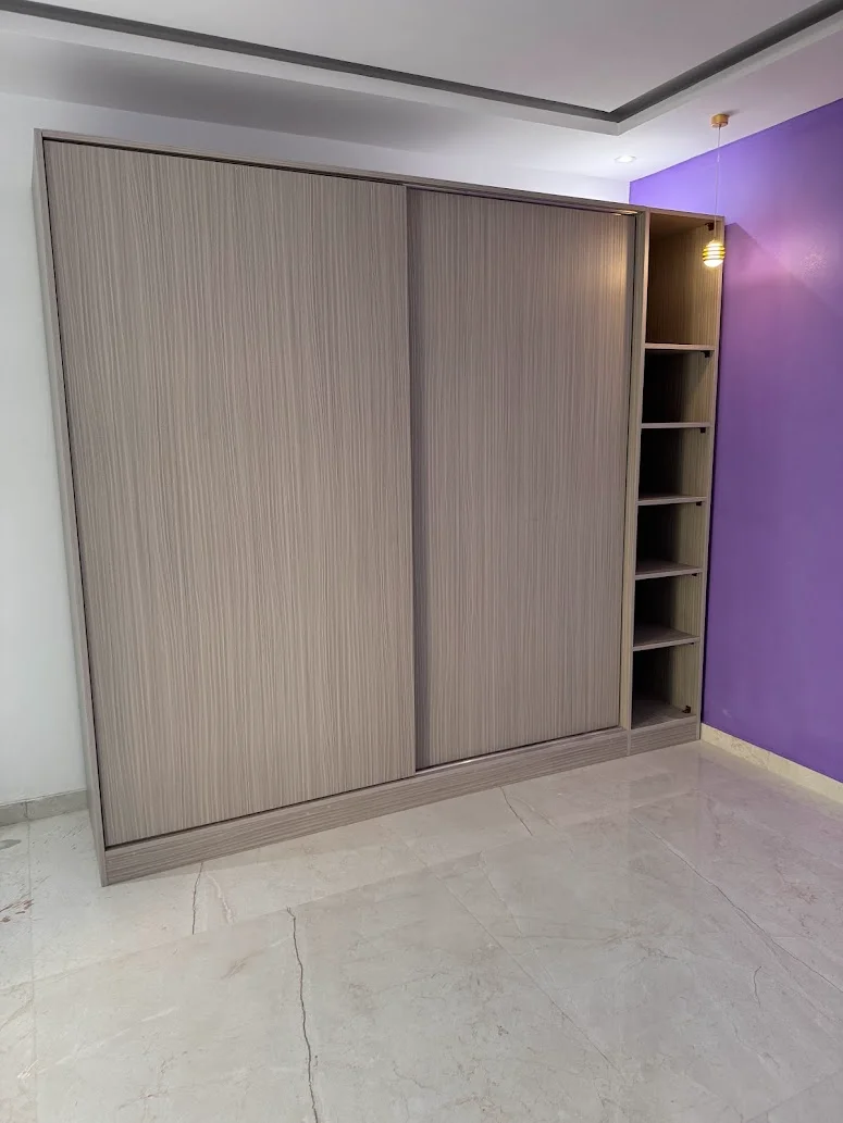 Dressing Coulissant Étagères et Tiroirs Sur Mesure - Après