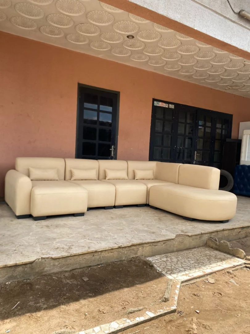 Salon d’angle moderne sur mesure à Abidjan – Canapé design beige confortable - Après