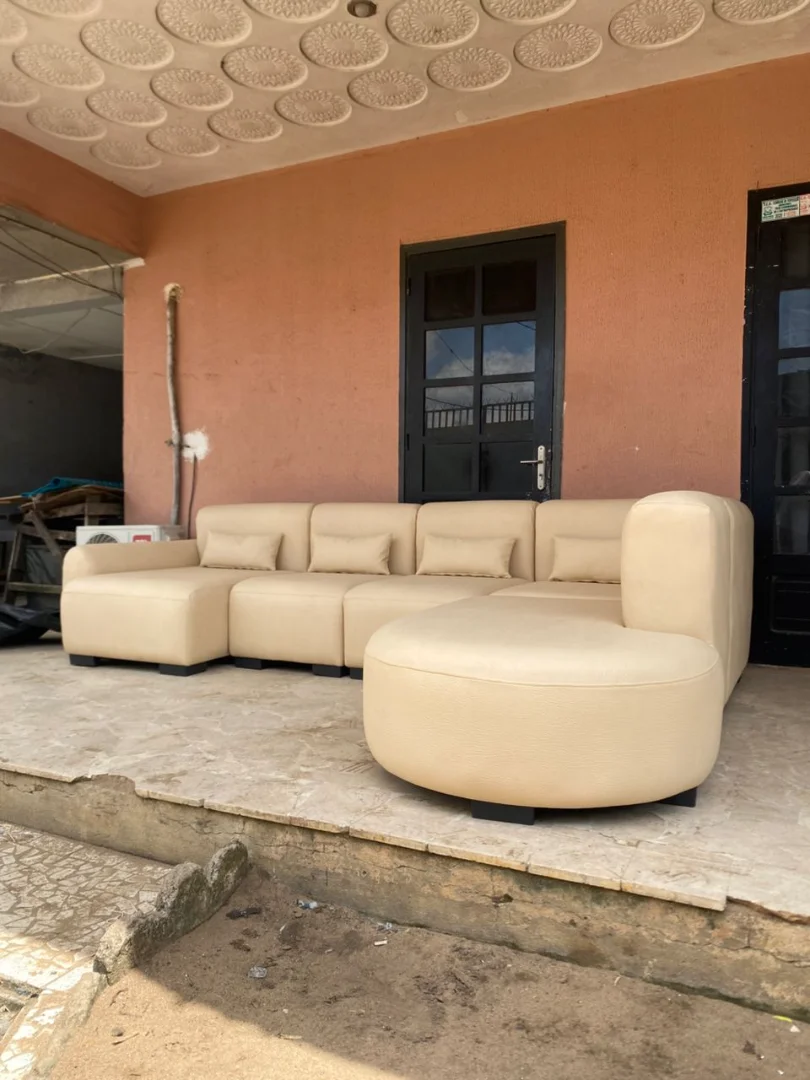 Salon d’angle moderne sur mesure à Abidjan – Canapé design beige confortable, vue 4