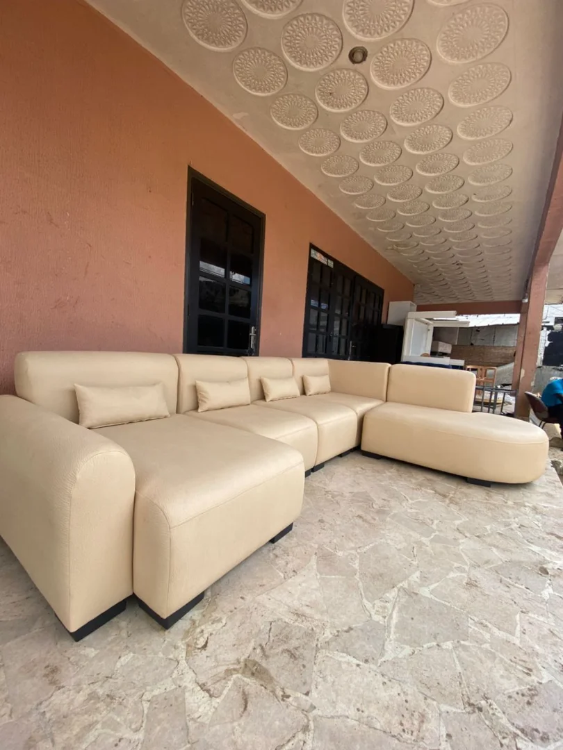 Salon d’angle moderne sur mesure à Abidjan – Canapé design beige confortable - Avant