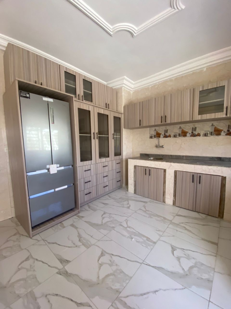 Cuisine moderne en L avec plan de travail granite et rangements sur mesure – Aménagement cuisine à Abidjan | GIC-Designs - Avant