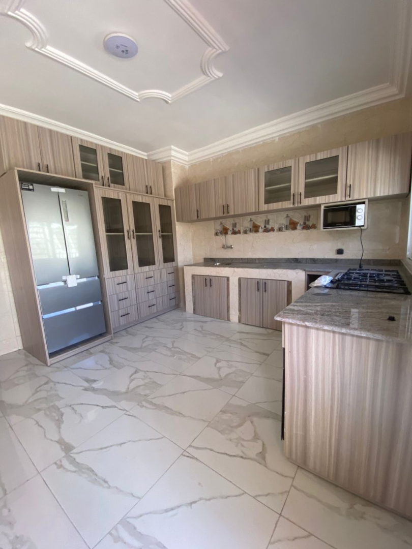 Cuisine moderne en L avec plan de travail granite et rangements sur mesure – Aménagement cuisine à Abidjan | GIC-Designs - Après