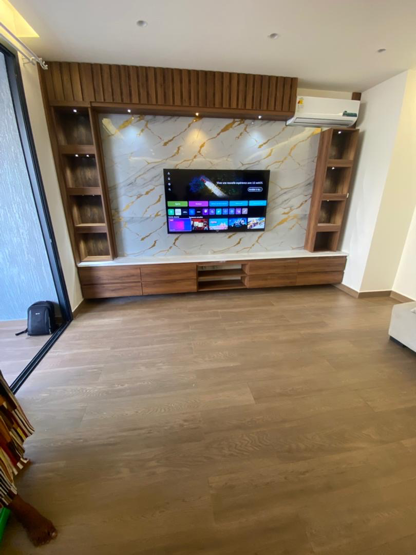 Meuble TV mural moderne avec panneau décor marbre et rangements en bois – Salon design sur mesure à Abidjan | GIC-Designs - Avant