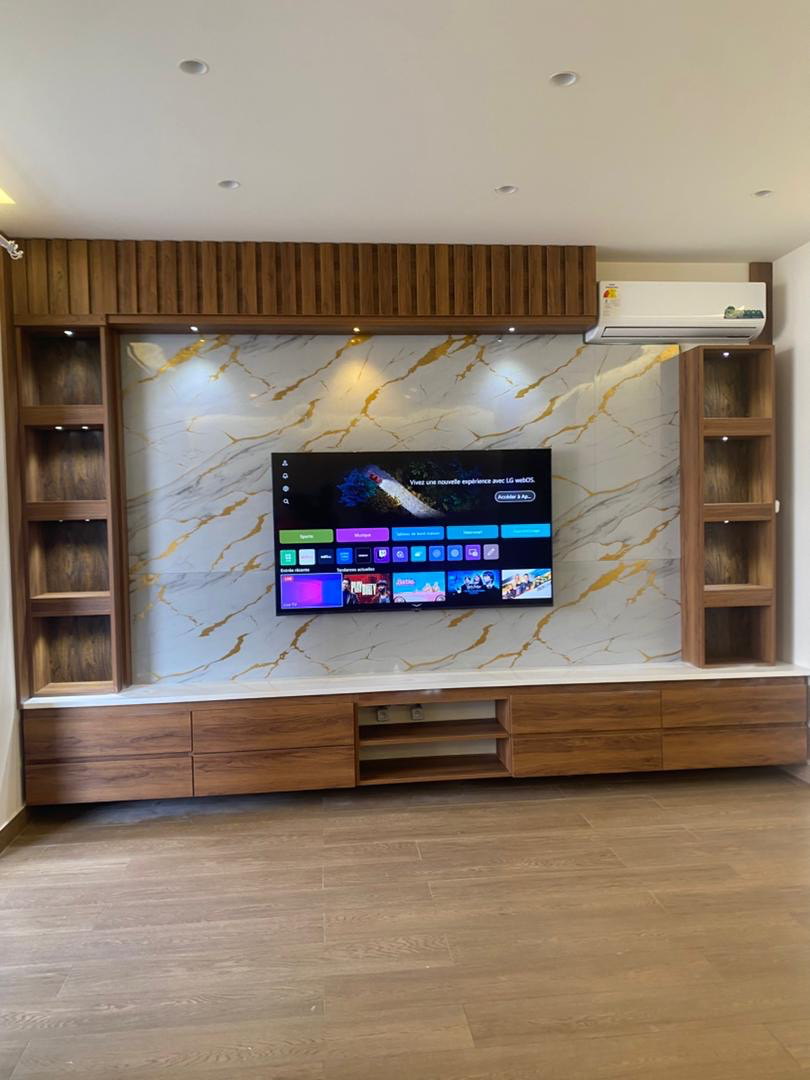 Meuble TV mural moderne avec panneau décor marbre et rangements en bois – Salon design sur mesure à Abidjan | GIC-Designs - Après