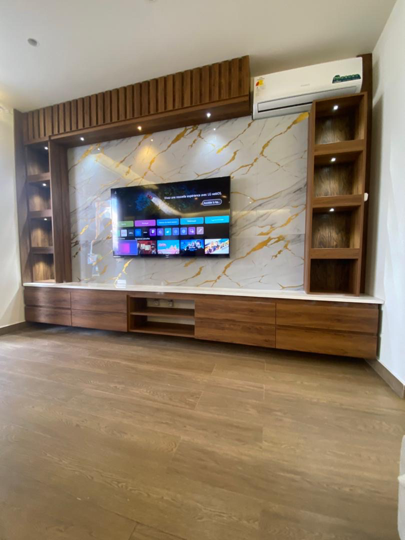 Meuble TV mural moderne avec panneau décor marbre et rangements en bois – Salon design sur mesure à Abidjan | GIC-Designs, vue 3