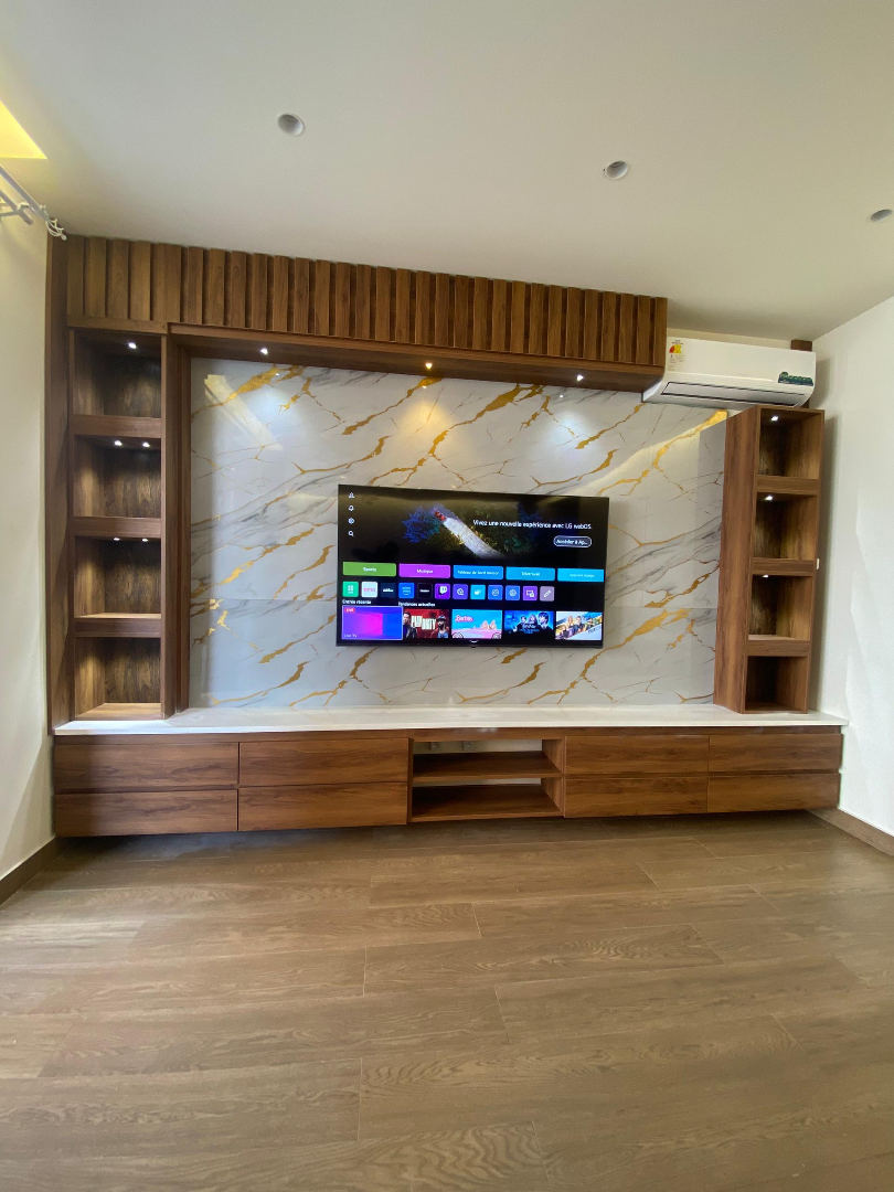Meuble TV mural moderne avec panneau décor marbre et rangements en bois – Salon design sur mesure à Abidjan | GIC-Designs, vue 5