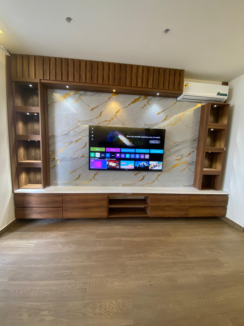 Meuble TV mural moderne avec panneau décor marbre et rangements en bois – Salon design sur mesure à Abidjan | GIC-Designs, vue 4