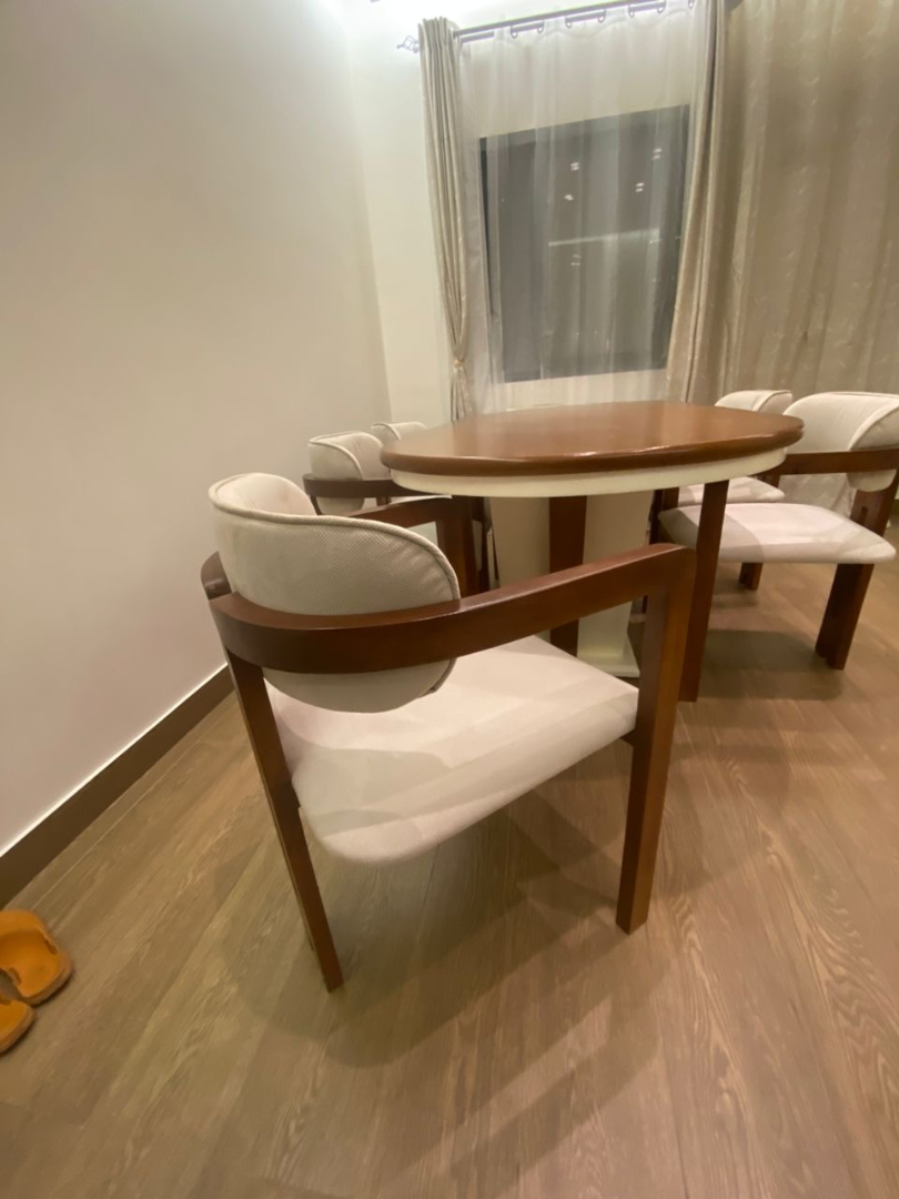 Table à manger design en bois avec chaises tapissées – Mobilier moderne sur mesure à Abidjan | GIC-Designs - Après