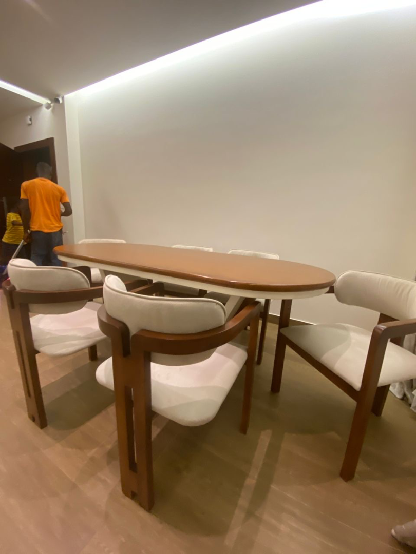 Table à manger design en bois avec chaises tapissées – Mobilier moderne sur mesure à Abidjan | GIC-Designs - Avant