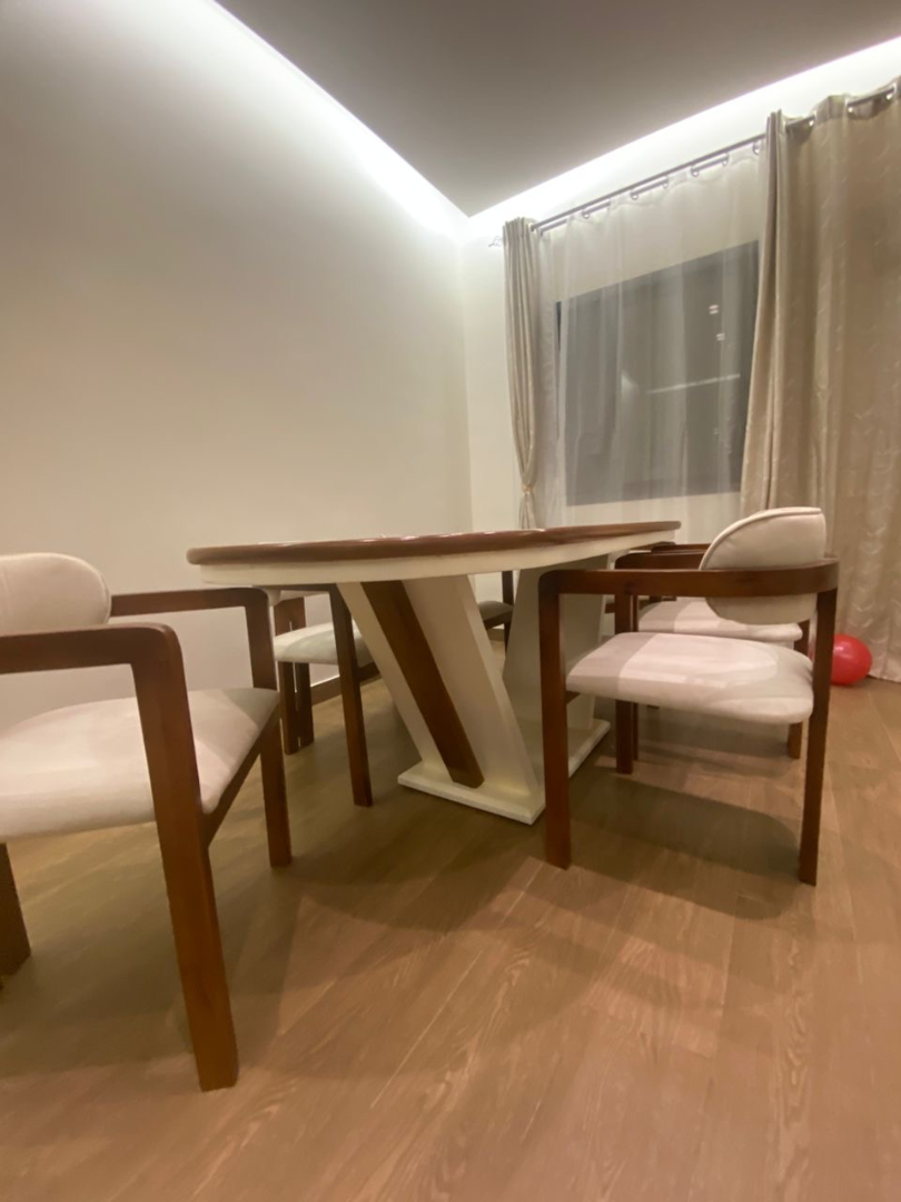 Table à manger design en bois avec chaises tapissées – Mobilier moderne sur mesure à Abidjan | GIC-Designs, vue 4