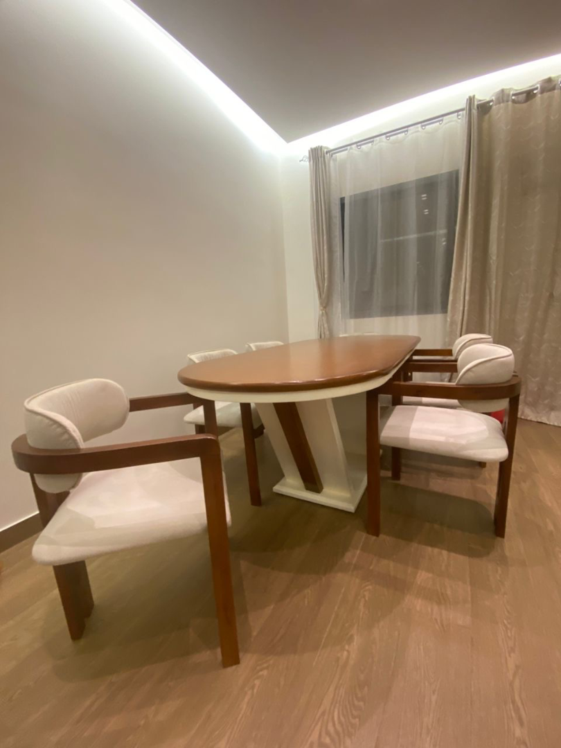 Table à manger design en bois avec chaises tapissées – Mobilier moderne sur mesure à Abidjan | GIC-Designs, vue 3
