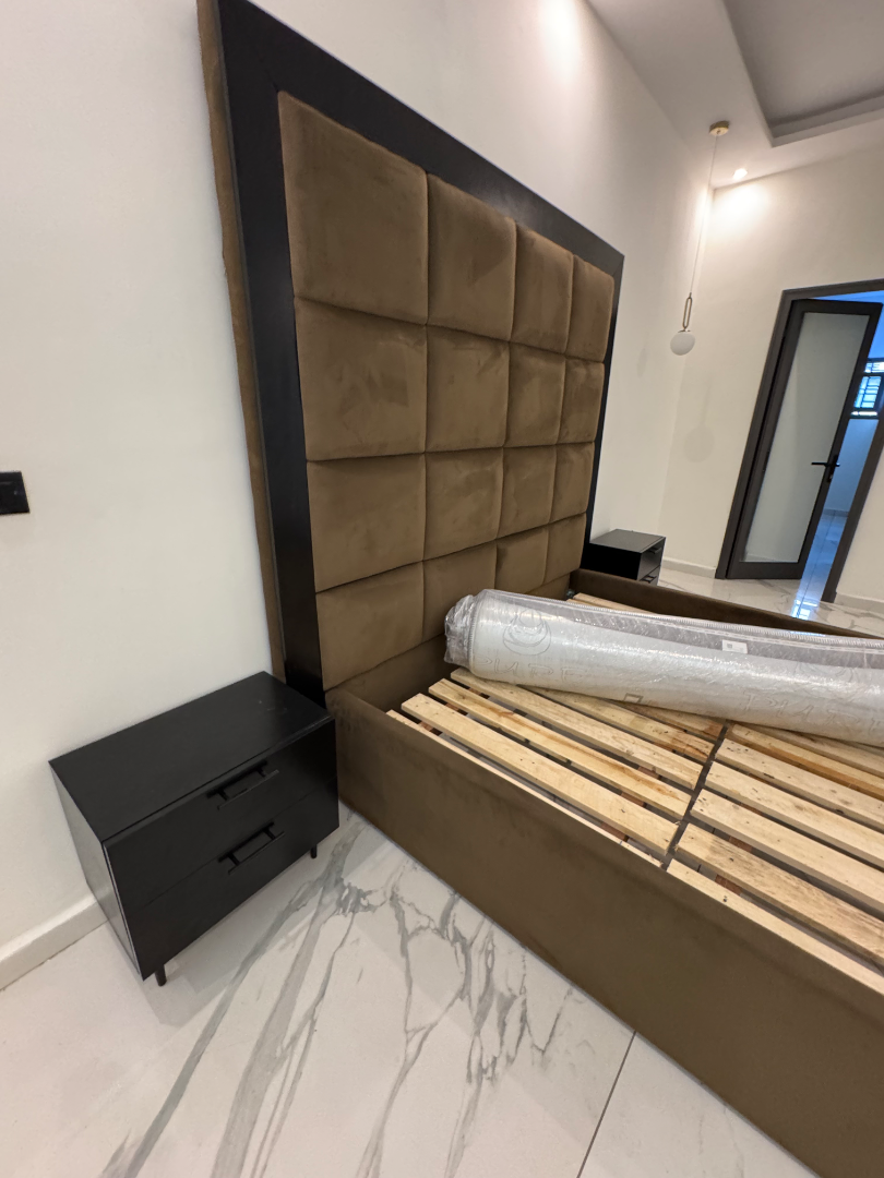 Lit tapissier élégant pour chambre moderne avec chevets – GIC Designs, vue 3