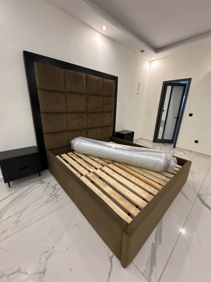 Lit tapissier élégant pour chambre moderne avec chevets – GIC Designs - Après