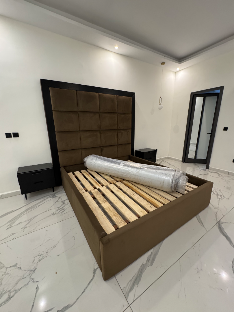 Lit tapissier élégant pour chambre moderne avec chevets – GIC Designs, vue 4