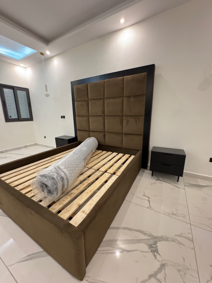 Lit tapissier élégant pour chambre moderne avec chevets – GIC Designs - Avant