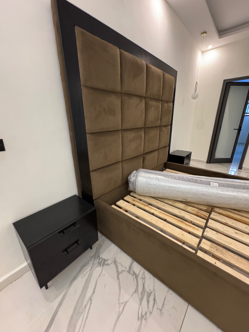 Lit tapissier élégant pour chambre moderne avec chevets – GIC Designs
