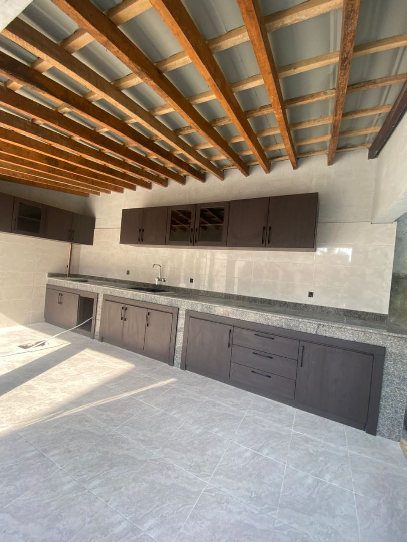 Cuisine Moderne Linéaire sur Mesure en Côte d’Ivoire – Réalisation GIC Designs - Avant