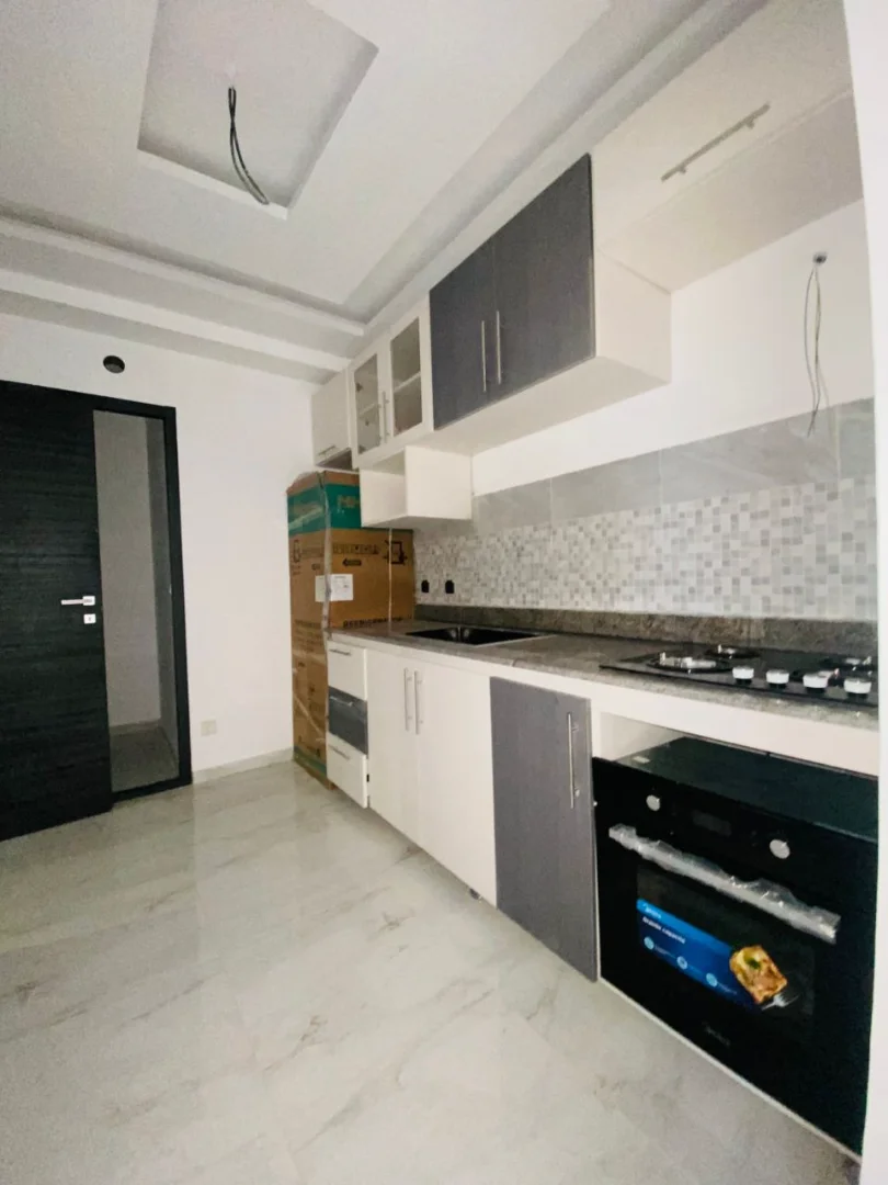 Cuisine moderne sur mesure à Abidjan – Fabrication et installation de meubles de cuisine, vue 5