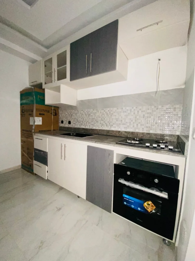 Cuisine moderne sur mesure à Abidjan – Fabrication et installation de meubles de cuisine - Après