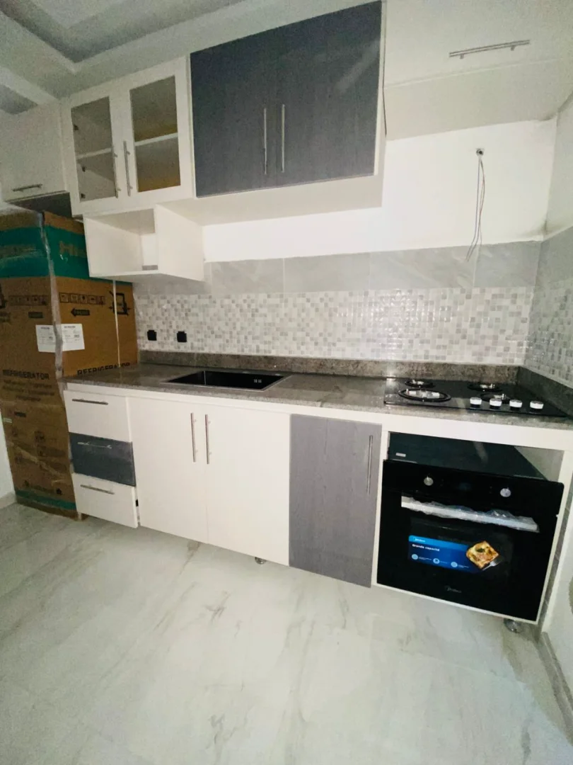 Cuisine moderne sur mesure à Abidjan – Fabrication et installation de meubles de cuisine, vue 3
