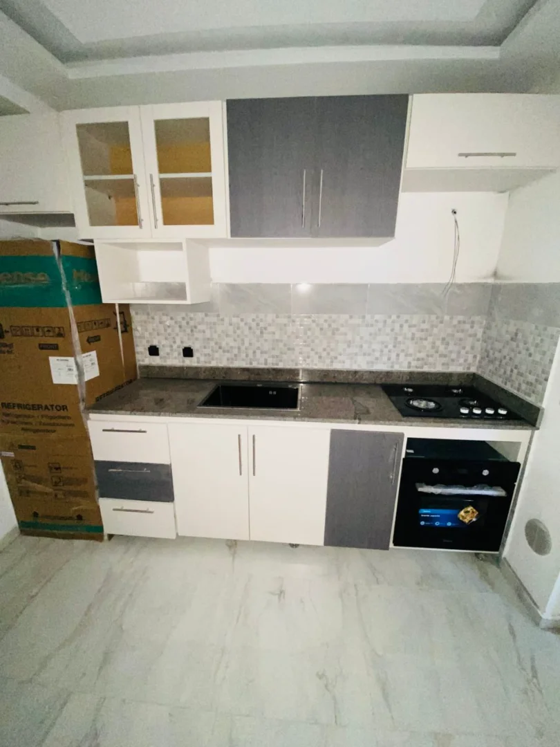 Cuisine moderne sur mesure à Abidjan – Fabrication et installation de meubles de cuisine - Avant