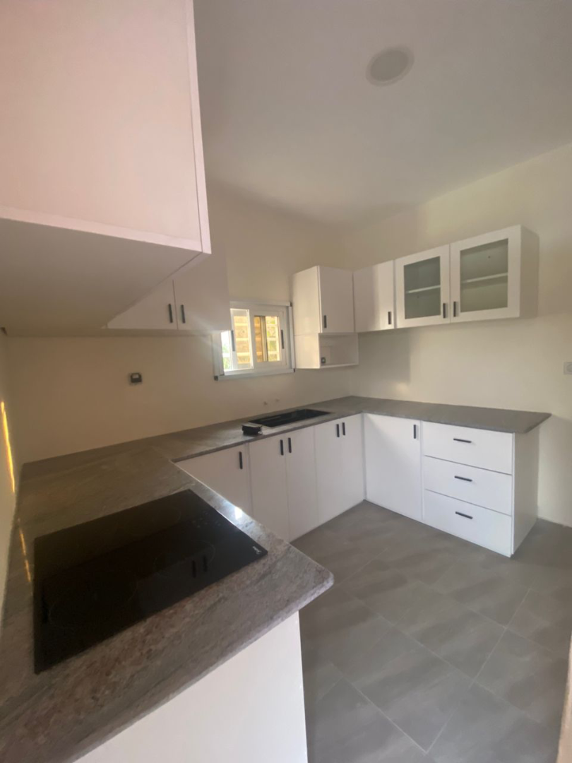 Meuble de Cuisine Moderne sur Mesure | Ébéniste Côte d’Ivoire, vue 4