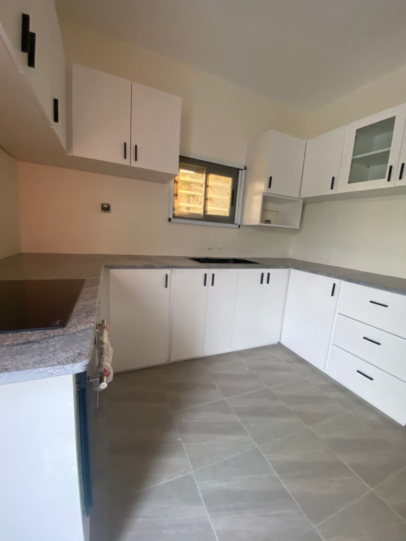 Meuble de Cuisine Moderne sur Mesure | Ébéniste Côte d’Ivoire, vue 5