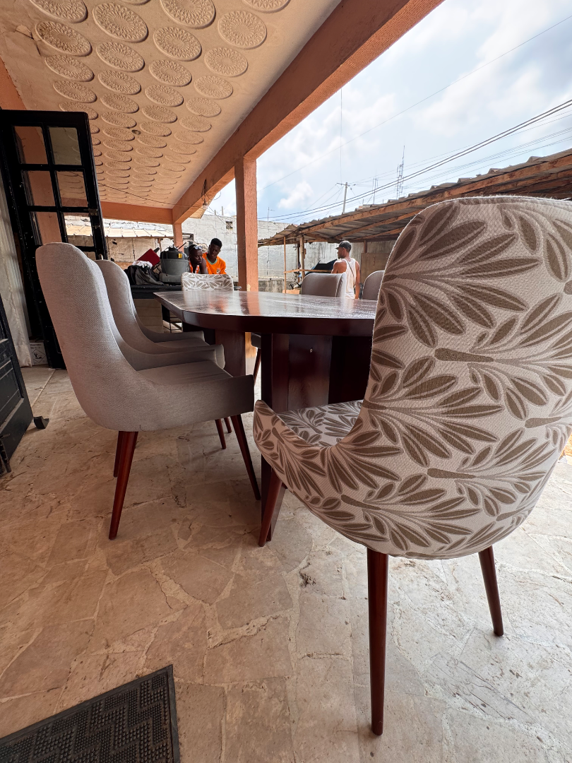 Table à manger moderne avec chaises tapissées sur mesure à Abidjan, vue 4