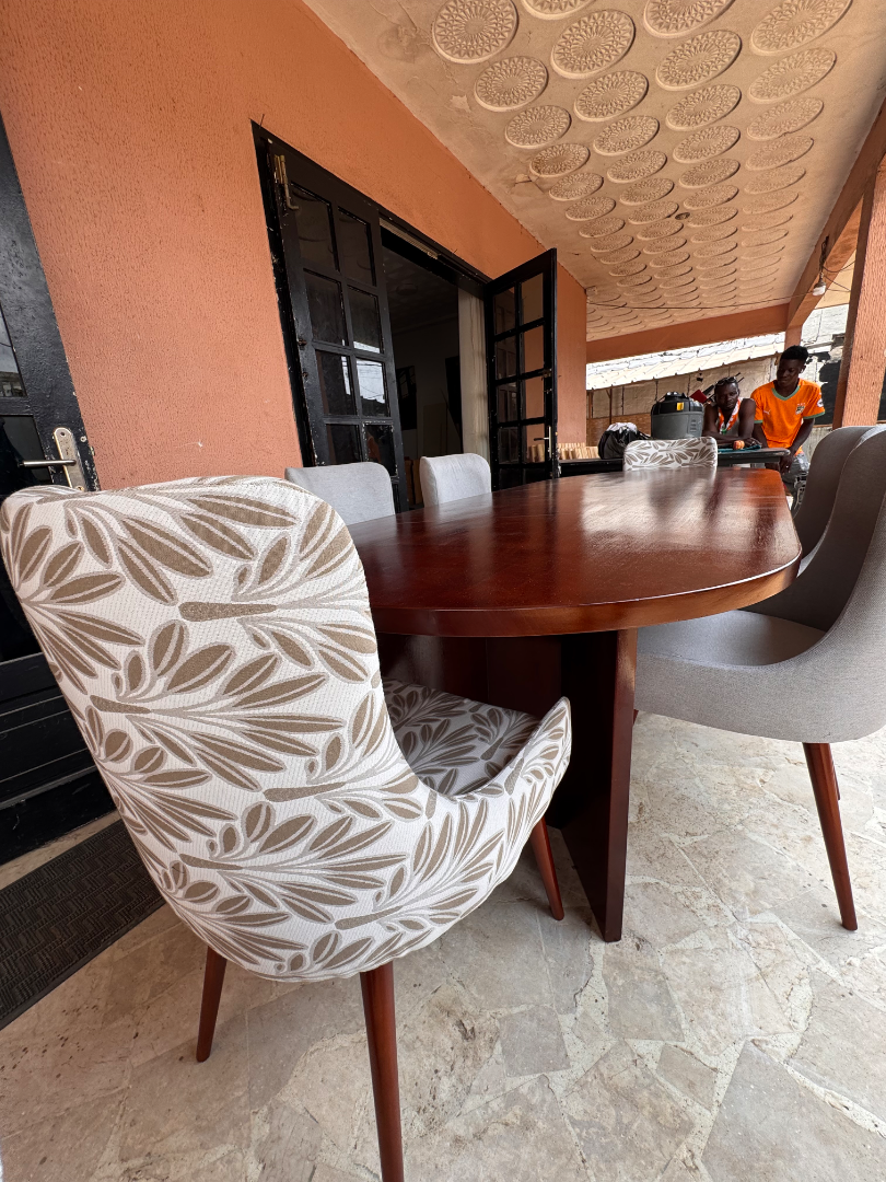 Table à manger moderne avec chaises tapissées sur mesure à Abidjan - Après