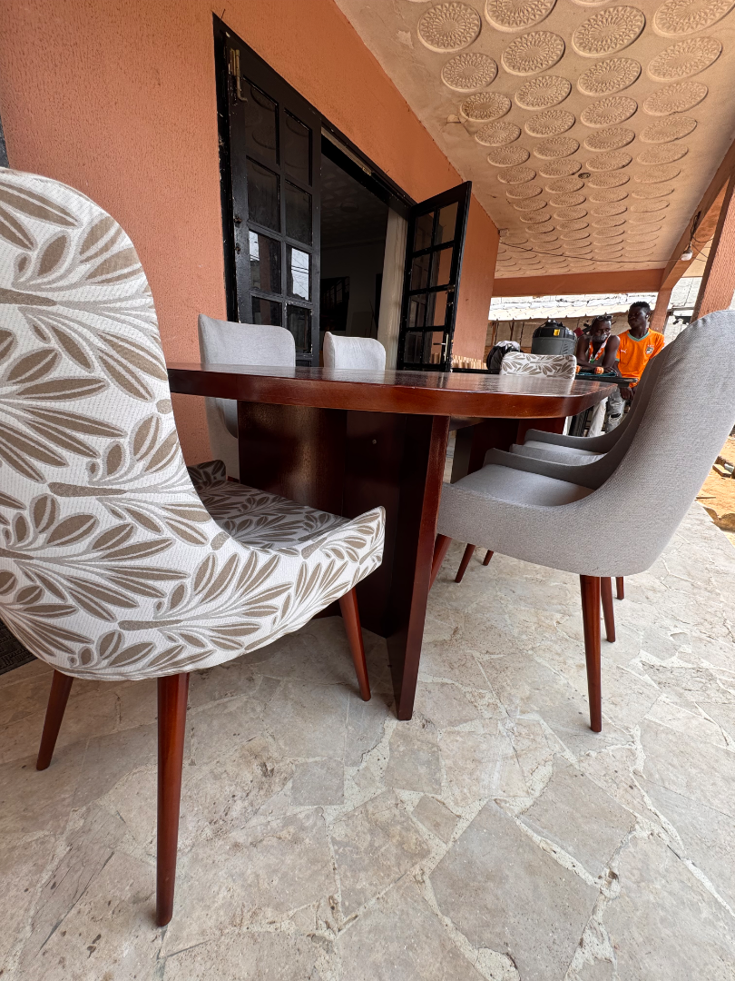 Table à manger moderne avec chaises tapissées sur mesure à Abidjan, vue 3