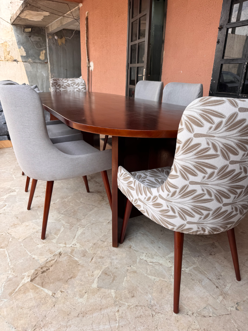 Table à manger moderne avec chaises tapissées sur mesure à Abidjan - Avant