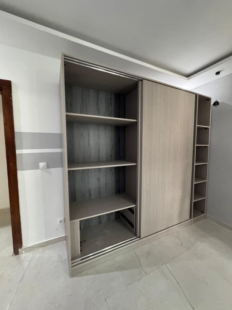 Dressing sur mesure avec portes coulissantes en finition bois clair - Avant