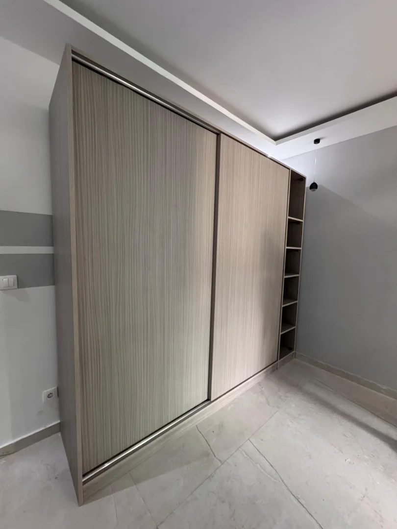 Dressing sur mesure avec portes coulissantes en finition bois clair - Après